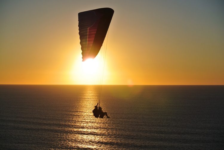 Parachute ascensionnel : Survolez des paysages extraordinaires